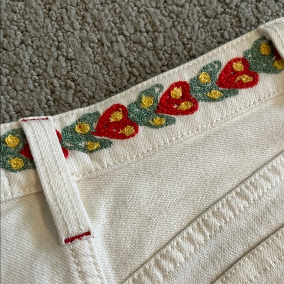 🩷 Alice + Olivia White Embroidered Jean Shorts - Picture 10 of 11